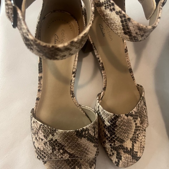 Clark’s Women's Snakeskin Block Heel Sandals Size 7 - Picture 4 of 10